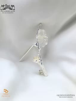 Yoona sakura brooch